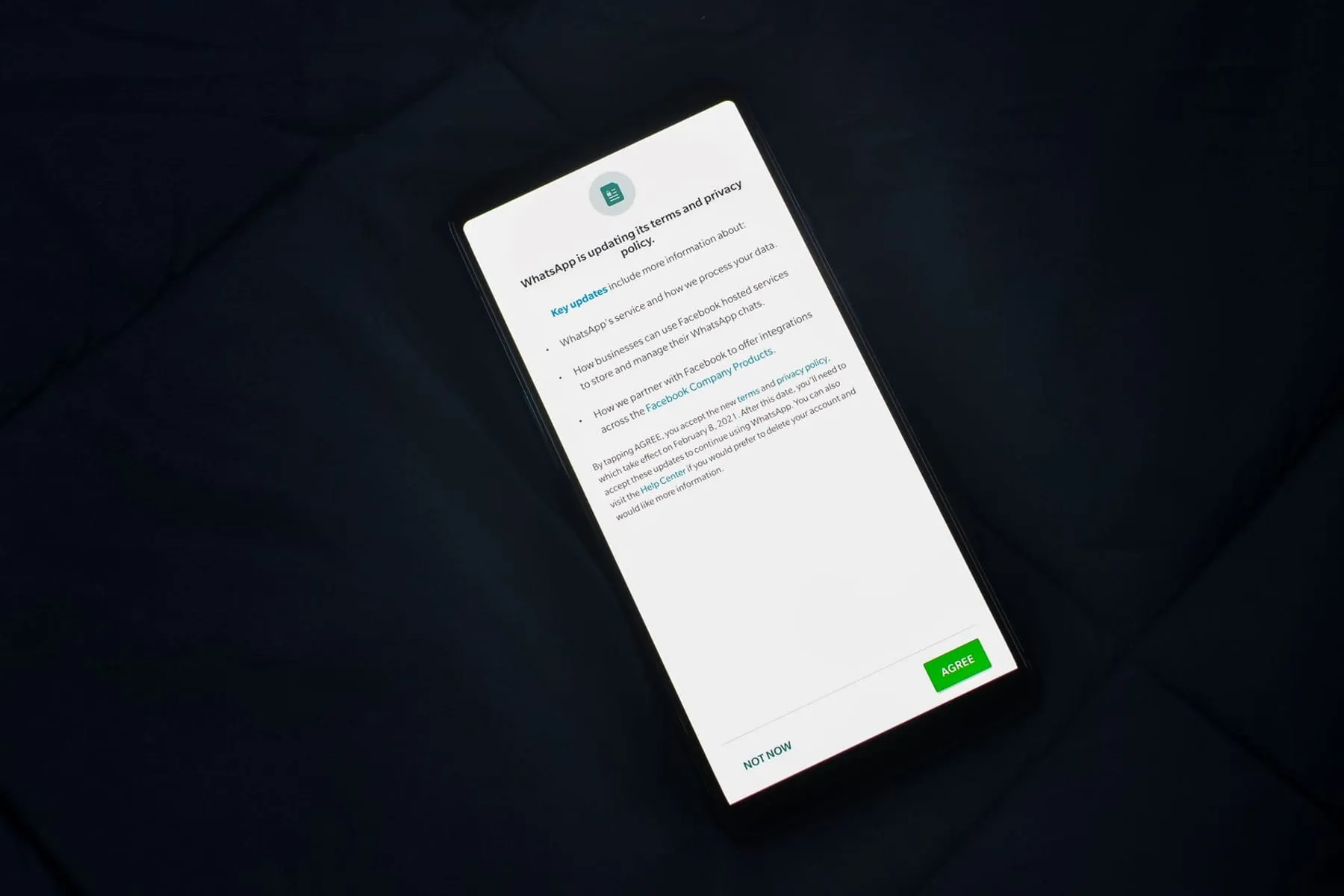 Smartphone exibindo uma atualização de política de privacidade