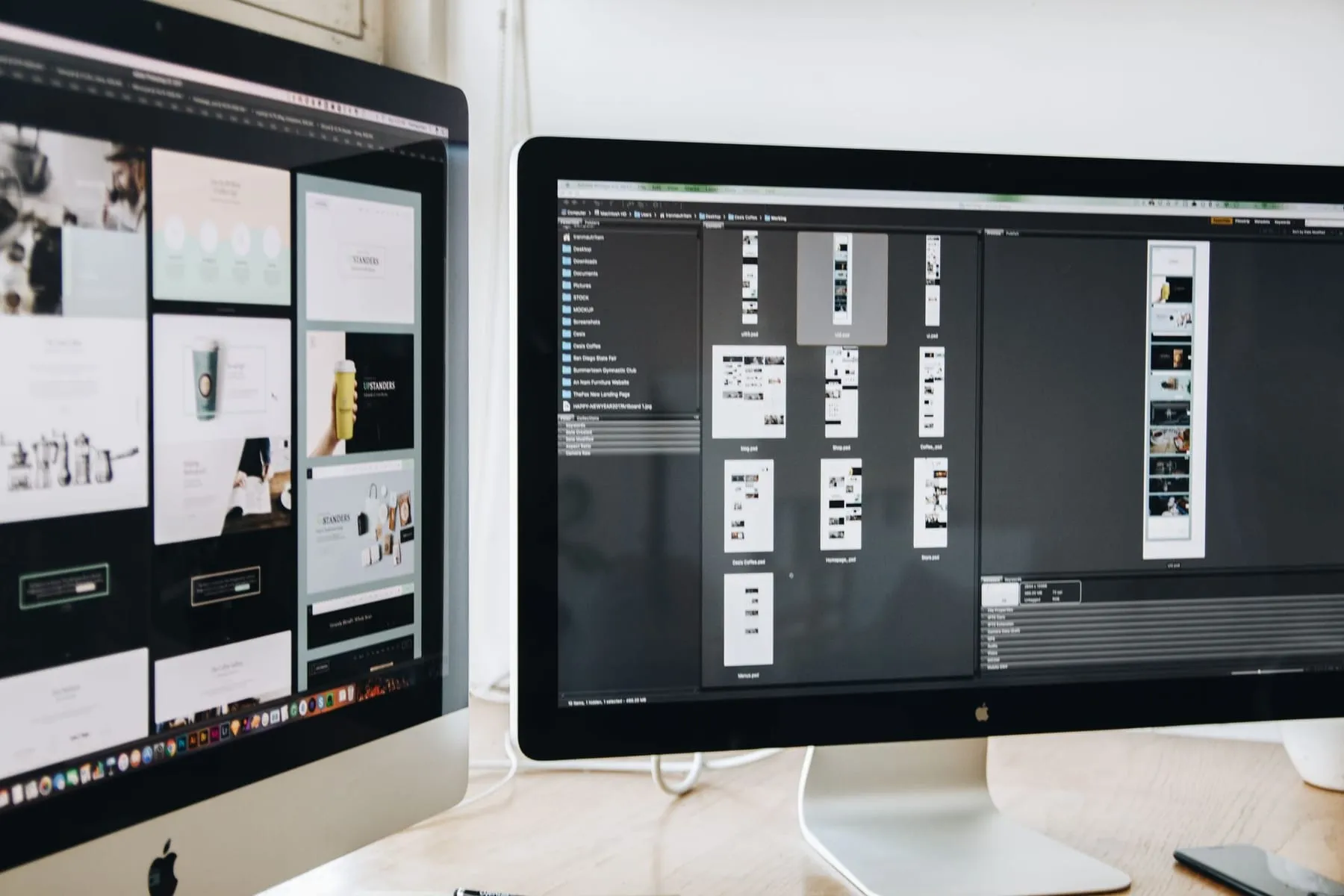 Monitores exibindo layouts de páginas em um estúdio de design