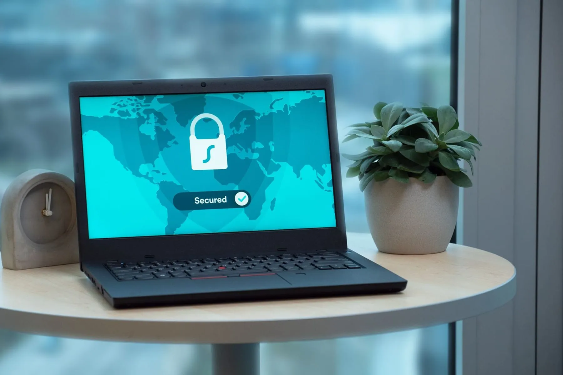 Notebook exibindo um cadeado de conexão segura sobre uma mesa